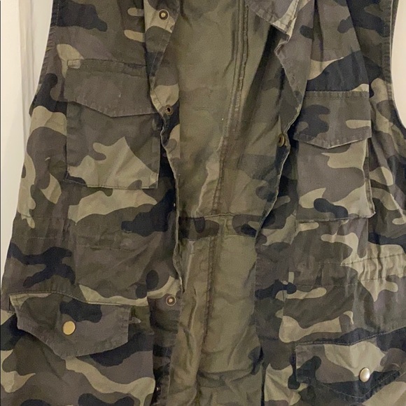 Utility Vest - Picture 2 of 2